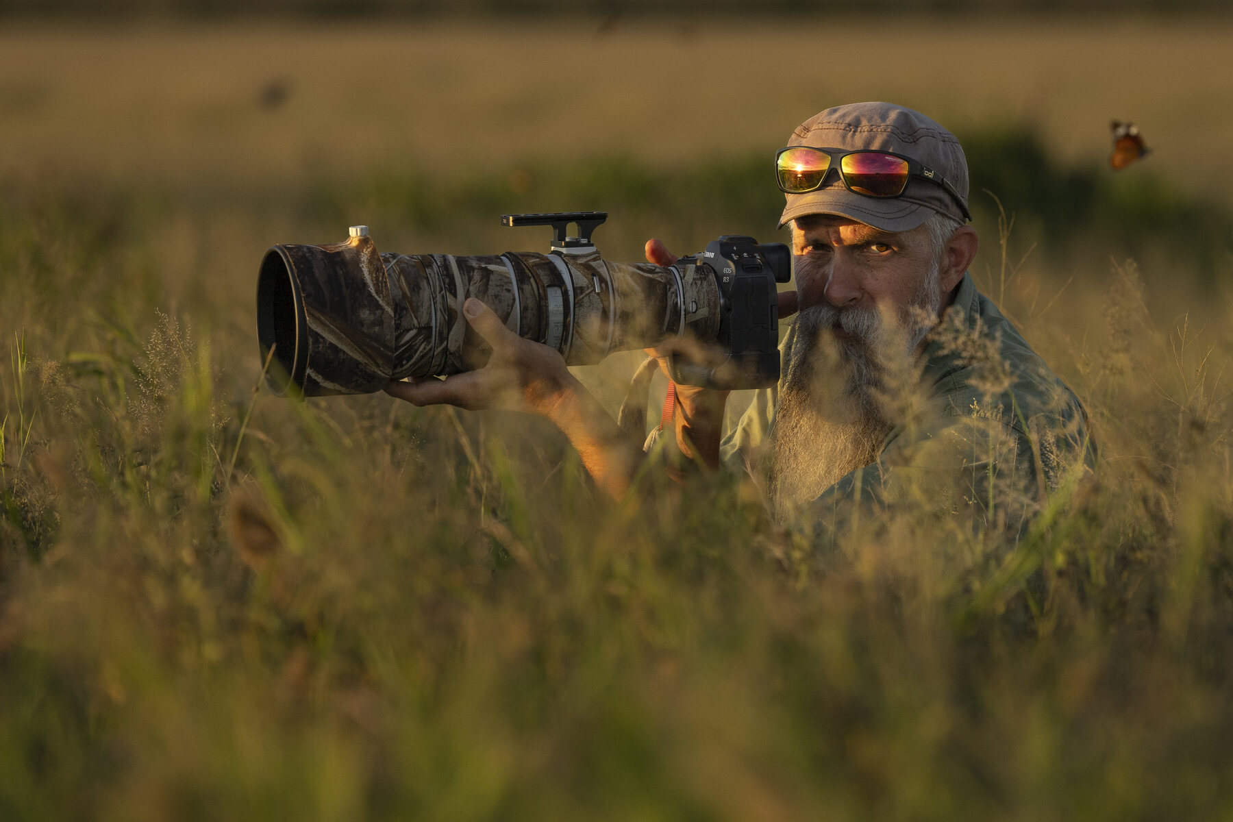 Jens Cullmann photographing wildlife in the field